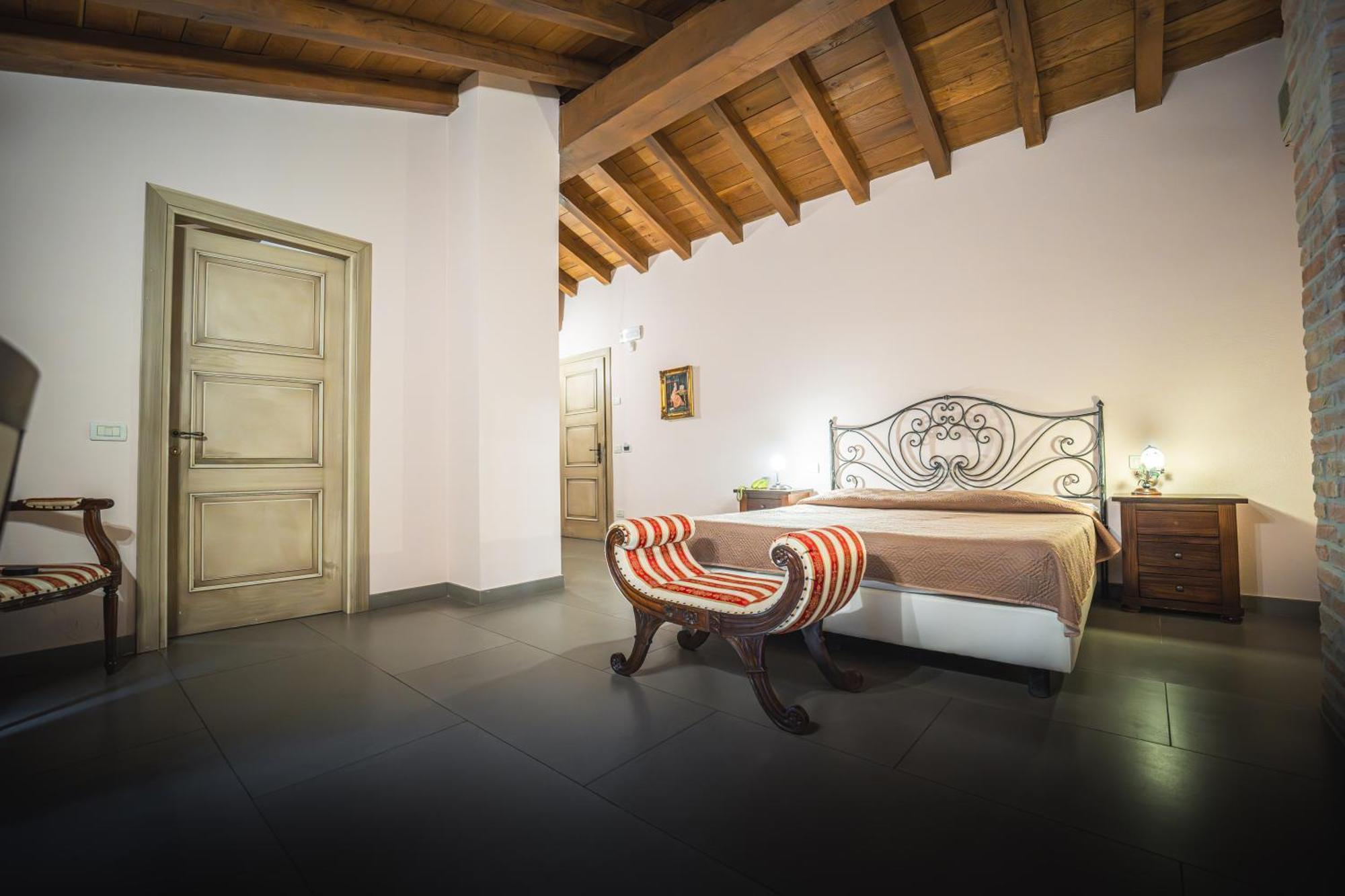Hotel La Tavola Rotonda Cortemaggiore Bagian luar foto