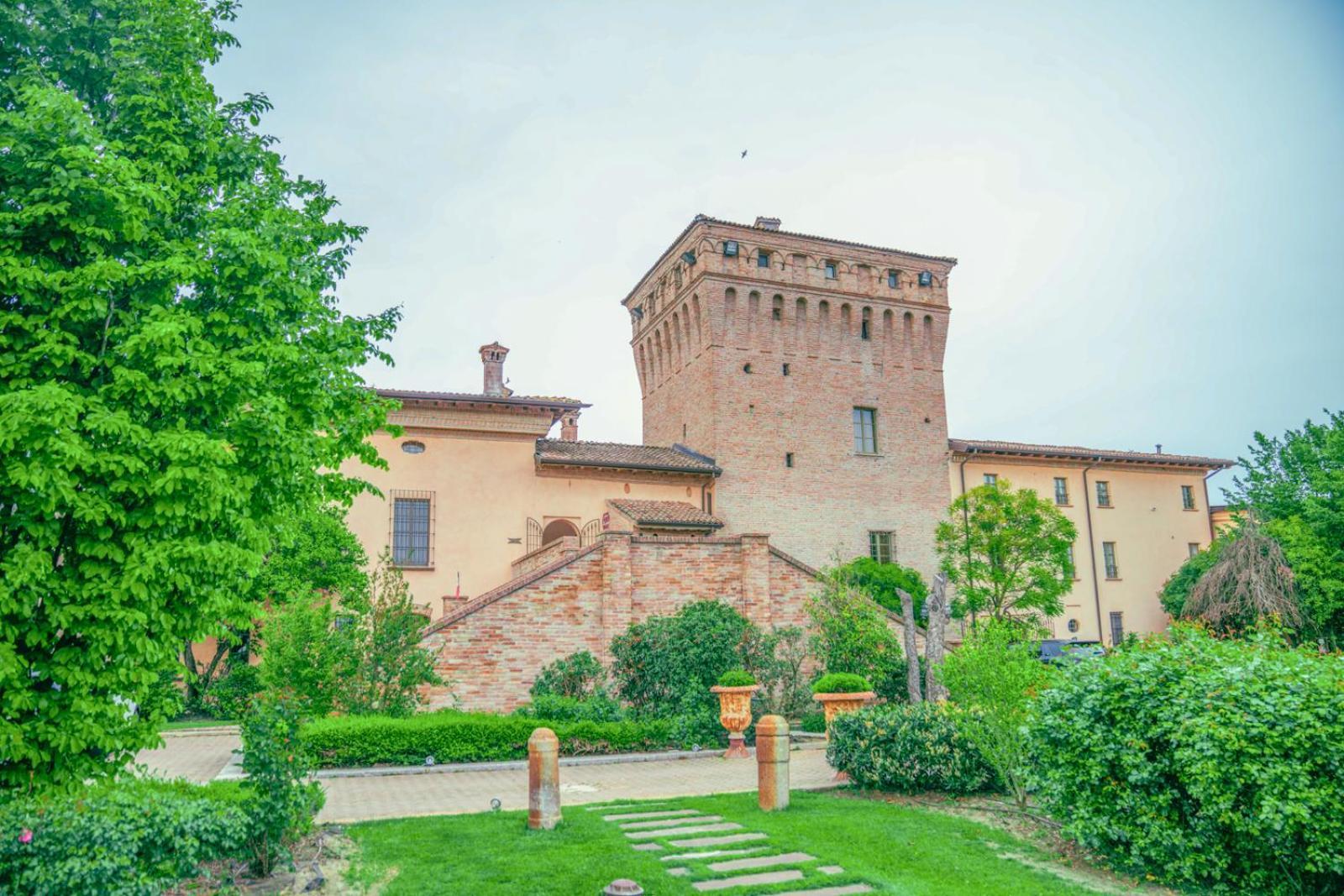 Hotel La Tavola Rotonda Cortemaggiore Bagian luar foto